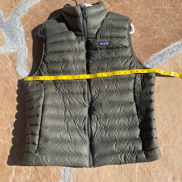 EUC Patagonia Men’s Down Sweater Puffer Vest (Green/Black) Size: Large - Picture 8 of 9